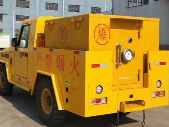 和静凯龙爆破器材运输车：保障爆破任务的安全运行